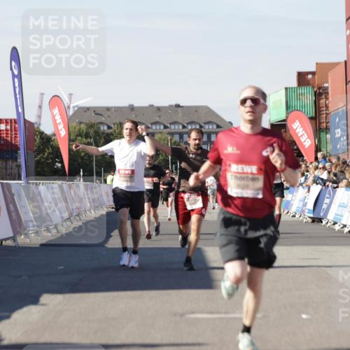 03.10.2025 - Köhlbrandbrückenlauf Jannik Wohlers http://msf.ph/oto/9099872 03.10.2025 12:56:56 Ziel 4068, 4086, 4115, 4491, 5962, 6016 meine-sportfotos.de