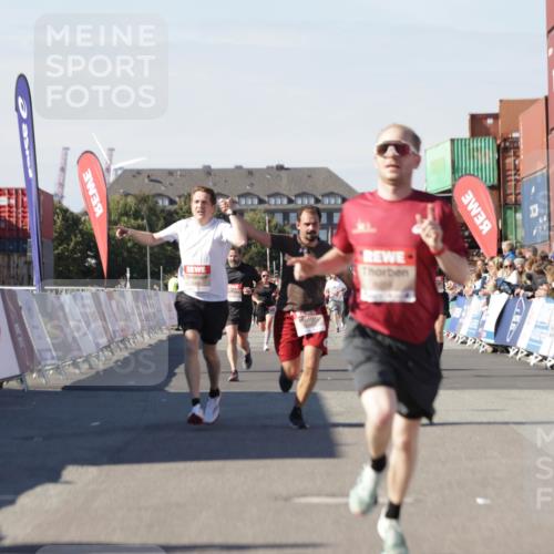 03.10.2025 - Köhlbrandbrückenlauf Jannik Wohlers http://msf.ph/oto/9099883 03.10.2025 12:56:56 Ziel 4068, 4086, 4115, 4491, 5962, 6016 meine-sportfotos.de