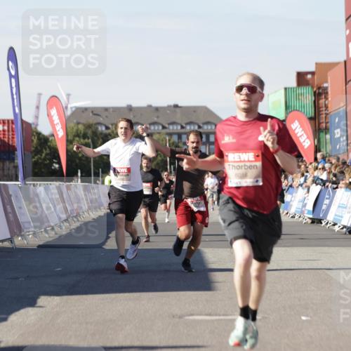03.10.2025 - Köhlbrandbrückenlauf Jannik Wohlers http://msf.ph/oto/9099893 03.10.2025 12:56:56 Ziel 4068, 4086, 4115, 4491, 5962, 6016 meine-sportfotos.de