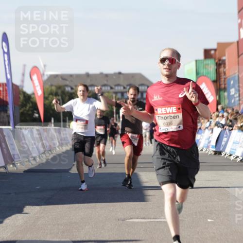 03.10.2025 - Köhlbrandbrückenlauf Jannik Wohlers http://msf.ph/oto/9099910 03.10.2025 12:56:56 Ziel 4068, 4086, 4115, 4491, 5962, 6016 meine-sportfotos.de