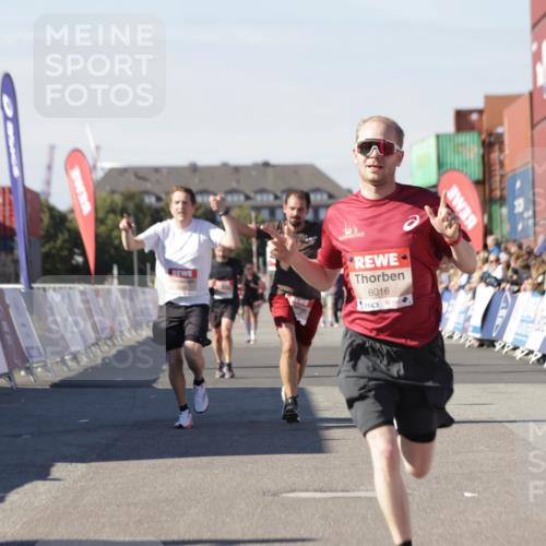 03.10.2025 - Köhlbrandbrückenlauf Jannik Wohlers http://msf.ph/oto/9099921 03.10.2025 12:56:56 Ziel 4068, 4086, 4115, 4491, 5962, 6016 meine-sportfotos.de