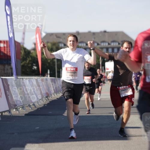 03.10.2025 - Köhlbrandbrückenlauf Jannik Wohlers http://msf.ph/oto/9099927 03.10.2025 12:56:57 Ziel 4068, 4086, 4115, 4491, 5846, 5962, 6016, 6417 meine-sportfotos.de