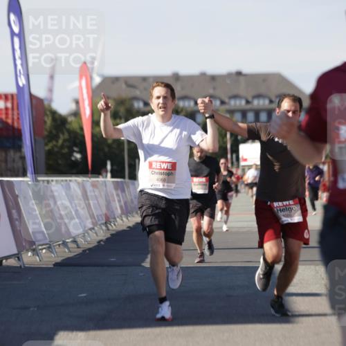 03.10.2025 - Köhlbrandbrückenlauf Jannik Wohlers http://msf.ph/oto/9099937 03.10.2025 12:56:57 Ziel 4068, 4086, 4115, 4491, 5846, 5962, 6016, 6417 meine-sportfotos.de