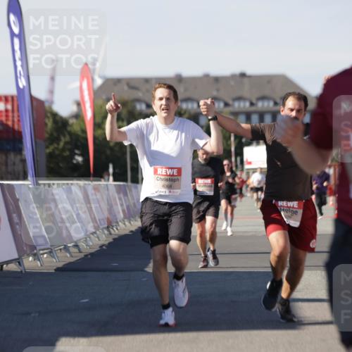 03.10.2025 - Köhlbrandbrückenlauf Jannik Wohlers http://msf.ph/oto/9099942 03.10.2025 12:56:57 Ziel 4068, 4086, 4115, 4491, 5846, 5962, 6016, 6417 meine-sportfotos.de