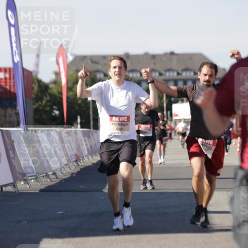 03.10.2025 - Köhlbrandbrückenlauf Jannik Wohlers http://msf.ph/oto/9099951 03.10.2025 12:56:57 Ziel 4068, 4086, 4115, 4491, 5846, 5962, 6016, 6417 meine-sportfotos.de