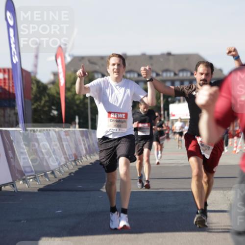 03.10.2025 - Köhlbrandbrückenlauf Jannik Wohlers http://msf.ph/oto/9099962 03.10.2025 12:56:57 Ziel 4068, 4086, 4115, 4491, 5846, 5962, 6016, 6417 meine-sportfotos.de