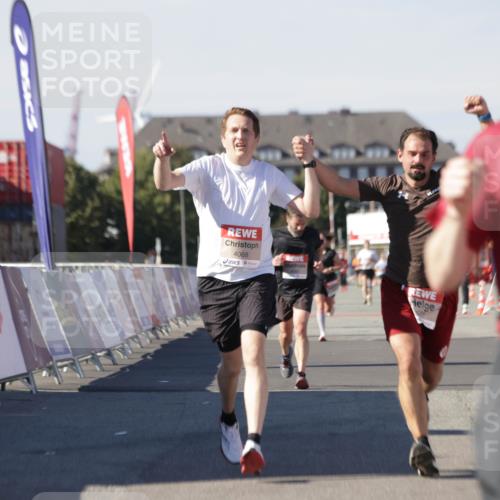 03.10.2025 - Köhlbrandbrückenlauf Jannik Wohlers http://msf.ph/oto/9099970 03.10.2025 12:56:57 Ziel 4068, 4086, 4115, 4491, 5846, 5962, 6016, 6417 meine-sportfotos.de