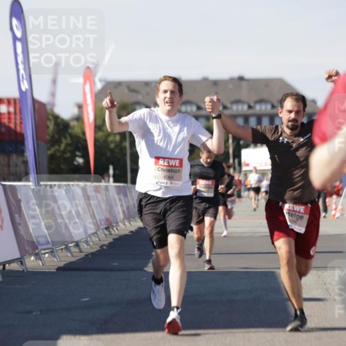 03.10.2025 - Köhlbrandbrückenlauf Jannik Wohlers http://msf.ph/oto/9099978 03.10.2025 12:56:57 Ziel 4068, 4086, 4115, 4491, 5846, 5962, 6016, 6417 meine-sportfotos.de