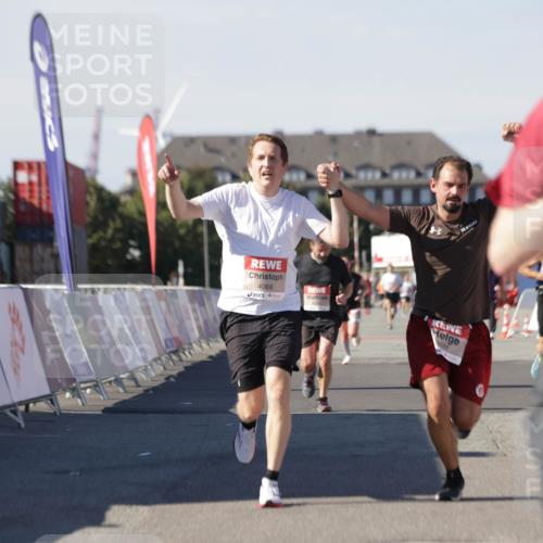 03.10.2025 - Köhlbrandbrückenlauf Jannik Wohlers http://msf.ph/oto/9099986 03.10.2025 12:56:57 Ziel 4068, 4086, 4115, 4491, 5846, 5962, 6016, 6417 meine-sportfotos.de