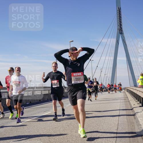 03.10.2025 - Köhlbrandbrückenlauf Michael Burmester http://msf.ph/oto/9100012 03.10.2025 12:45:57 Position 2 6744 meine-sportfotos.de