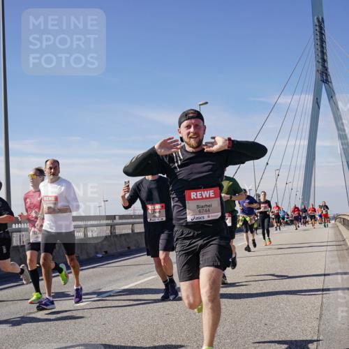 03.10.2025 - Köhlbrandbrückenlauf Michael Burmester http://msf.ph/oto/9100031 03.10.2025 12:45:57 Position 2 6744 meine-sportfotos.de
