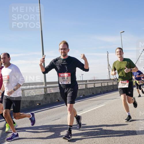 03.10.2025 - Köhlbrandbrückenlauf Michael Burmester http://msf.ph/oto/9100052 03.10.2025 12:45:58 Position 2 4386, 5, 4975, 4614 meine-sportfotos.de