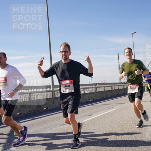 03.10.2025 - Köhlbrandbrückenlauf Michael Burmester http://msf.ph/oto/9100062 03.10.2025 12:45:58 Position 2 4386, 4975, 4614 meine-sportfotos.de