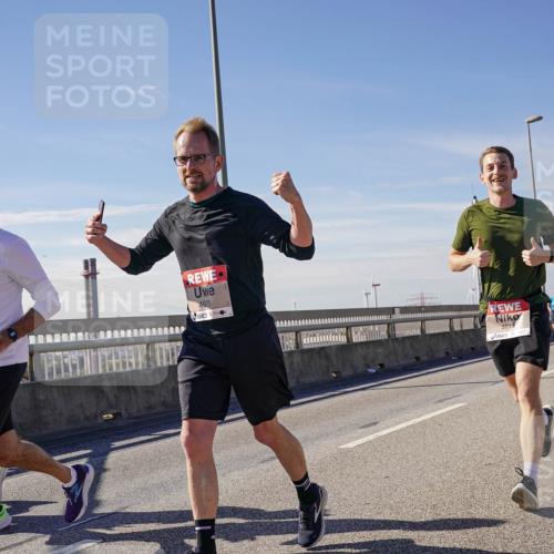 03.10.2025 - Köhlbrandbrückenlauf Michael Burmester http://msf.ph/oto/9100086 03.10.2025 12:45:58 Position 2 438, 4386, 4975, 4614 meine-sportfotos.de