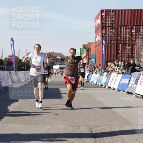 03.10.2025 - Köhlbrandbrückenlauf Jannik Wohlers http://msf.ph/oto/9100102 03.10.2025 12:56:58 Ziel 4042, 4068, 4086, 4115, 4491, 5846, 5962, 6016, 6417 meine-sportfotos.de