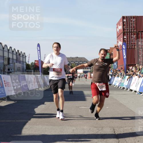 03.10.2025 - Köhlbrandbrückenlauf Jannik Wohlers http://msf.ph/oto/9100142 03.10.2025 12:56:59 Ziel 4042, 4068, 4086, 4115, 4491, 5846, 6016, 6417 meine-sportfotos.de