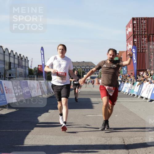 03.10.2025 - Köhlbrandbrückenlauf Jannik Wohlers http://msf.ph/oto/9100157 03.10.2025 12:56:59 Ziel 4042, 4068, 4086, 4115, 4491, 5846, 6016, 6417 meine-sportfotos.de
