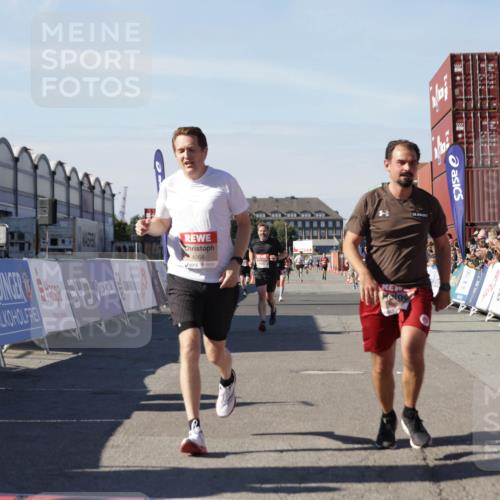 03.10.2025 - Köhlbrandbrückenlauf Jannik Wohlers http://msf.ph/oto/9100223 03.10.2025 12:57:00 Ziel 4042, 4068, 4086, 4115, 4491, 5846, 6016, 6417 meine-sportfotos.de