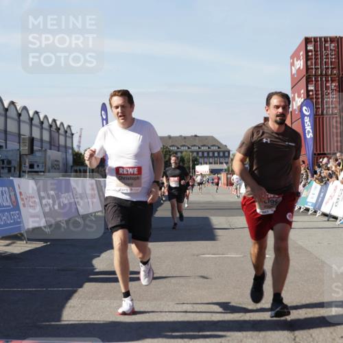 03.10.2025 - Köhlbrandbrückenlauf Jannik Wohlers http://msf.ph/oto/9100237 03.10.2025 12:57:00 Ziel 4042, 4068, 4086, 4115, 4491, 5846, 6016, 6417 meine-sportfotos.de