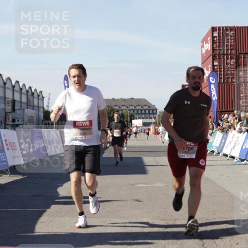 03.10.2025 - Köhlbrandbrückenlauf Jannik Wohlers http://msf.ph/oto/9100246 03.10.2025 12:57:00 Ziel 4042, 4068, 4086, 4115, 4491, 5846, 6016, 6417 meine-sportfotos.de