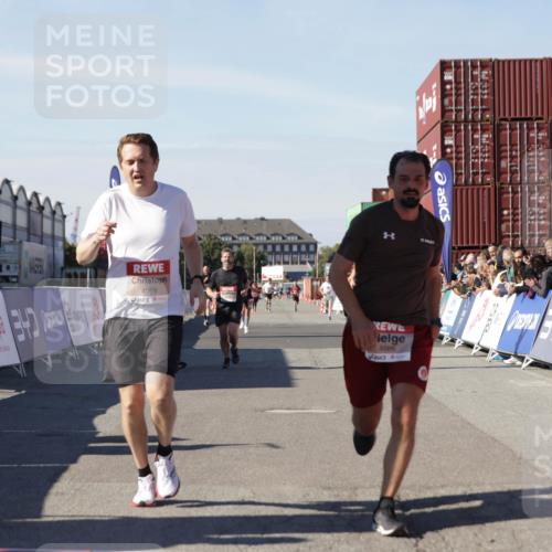 03.10.2025 - Köhlbrandbrückenlauf Jannik Wohlers http://msf.ph/oto/9100255 03.10.2025 12:57:00 Ziel 4042, 4068, 4086, 4115, 4491, 5846, 6016, 6417 meine-sportfotos.de