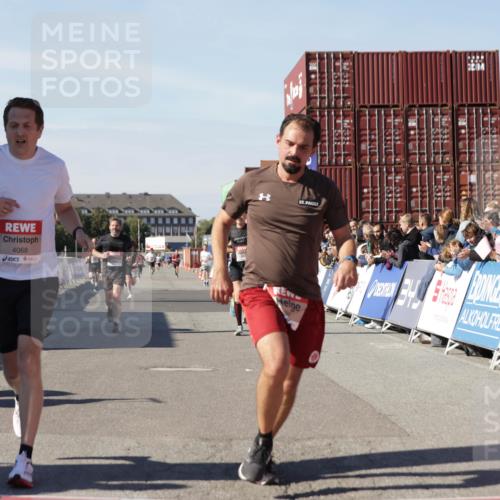 03.10.2025 - Köhlbrandbrückenlauf Jannik Wohlers http://msf.ph/oto/9100288 03.10.2025 12:57:00 Ziel 4042, 4068, 4086, 4115, 4491, 5846, 6016, 6417 meine-sportfotos.de