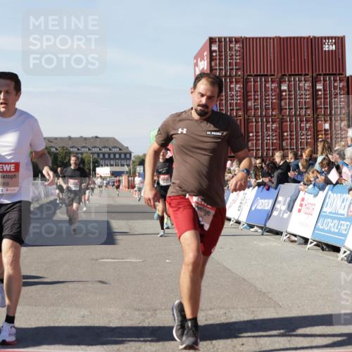 03.10.2025 - Köhlbrandbrückenlauf Jannik Wohlers http://msf.ph/oto/9100299 03.10.2025 12:57:00 Ziel 4042, 4068, 4086, 4115, 4491, 5846, 6016, 6417 meine-sportfotos.de