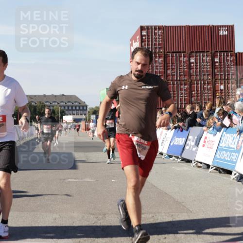 03.10.2025 - Köhlbrandbrückenlauf Jannik Wohlers http://msf.ph/oto/9100316 03.10.2025 12:57:00 Ziel 4042, 4068, 4086, 4115, 4491, 5846, 6016, 6417 meine-sportfotos.de