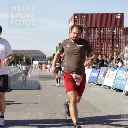 03.10.2025 - Köhlbrandbrückenlauf Jannik Wohlers http://msf.ph/oto/9100325 03.10.2025 12:57:00 Ziel 4042, 4068, 4086, 4115, 4491, 5846, 6016, 6417 meine-sportfotos.de