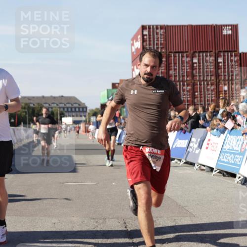 03.10.2025 - Köhlbrandbrückenlauf Jannik Wohlers http://msf.ph/oto/9100337 03.10.2025 12:57:00 Ziel 4042, 4068, 4086, 4115, 4491, 5846, 6016, 6417 meine-sportfotos.de