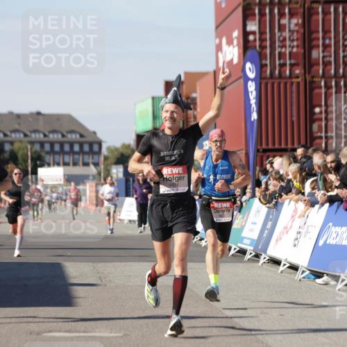 03.10.2025 - Köhlbrandbrückenlauf Jannik Wohlers http://msf.ph/oto/9100381 03.10.2025 12:57:02 Ziel 4042, 4068, 4086, 4115, 5846, 5898, 6016, 6417 meine-sportfotos.de