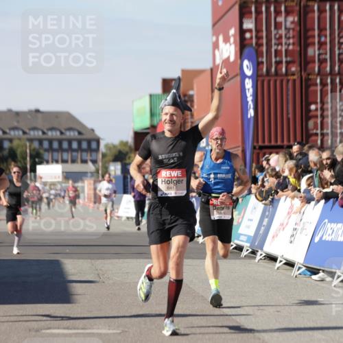 03.10.2025 - Köhlbrandbrückenlauf Jannik Wohlers http://msf.ph/oto/9100392 03.10.2025 12:57:02 Ziel 4042, 4068, 4086, 4115, 5846, 5898, 6016, 6417 meine-sportfotos.de