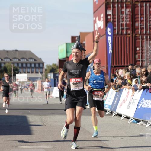 03.10.2025 - Köhlbrandbrückenlauf Jannik Wohlers http://msf.ph/oto/9100407 03.10.2025 12:57:02 Ziel 4042, 4068, 4086, 4115, 5846, 5898, 6016, 6417 meine-sportfotos.de