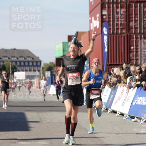 03.10.2025 - Köhlbrandbrückenlauf Jannik Wohlers http://msf.ph/oto/9100417 03.10.2025 12:57:02 Ziel 4042, 4068, 4086, 4115, 5846, 5898, 6016, 6417 meine-sportfotos.de