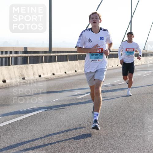 03.10.2025 - Köhlbrandbrückenlauf Strokosch-Dieckow http://msf.ph/oto/9100426 03.10.2025 09:18:48 Position 1 3154 meine-sportfotos.de