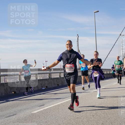 03.10.2025 - Köhlbrandbrückenlauf Michael Burmester http://msf.ph/oto/9100453 03.10.2025 12:46:10 Position 2 4343, 4822, 4730 meine-sportfotos.de