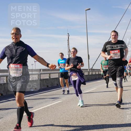 03.10.2025 - Köhlbrandbrückenlauf Michael Burmester http://msf.ph/oto/9100482 03.10.2025 12:46:11 Position 2 4343, 4822, 4730 meine-sportfotos.de