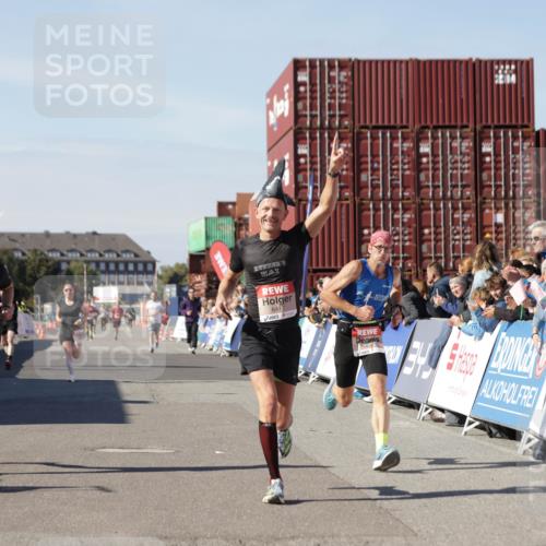 03.10.2025 - Köhlbrandbrückenlauf Jannik Wohlers http://msf.ph/oto/9100485 03.10.2025 12:57:03 Ziel 4042, 4068, 4080, 4086, 5846, 5898, 6016, 6417 meine-sportfotos.de