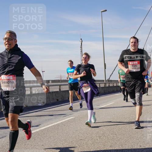 03.10.2025 - Köhlbrandbrückenlauf Michael Burmester http://msf.ph/oto/9100493 03.10.2025 12:46:11 Position 2 4343, 4822, 4730 meine-sportfotos.de