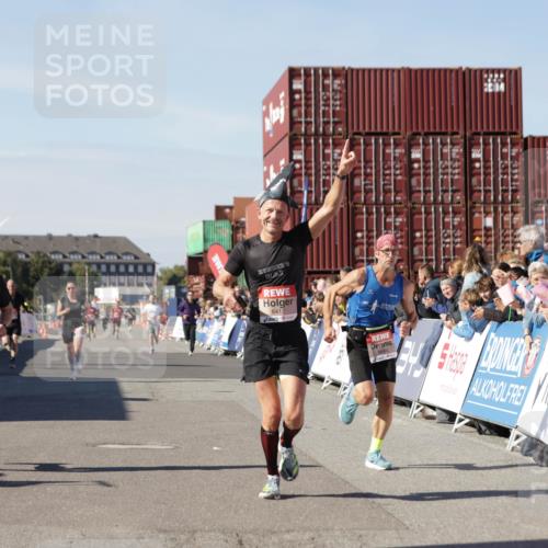 03.10.2025 - Köhlbrandbrückenlauf Jannik Wohlers http://msf.ph/oto/9100504 03.10.2025 12:57:03 Ziel 4042, 4068, 4080, 4086, 5846, 5898, 6016, 6417 meine-sportfotos.de