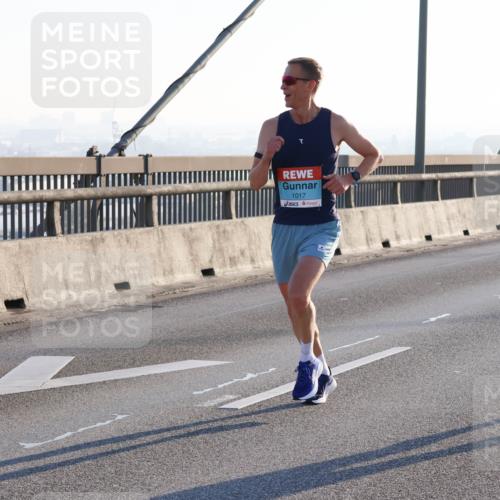 03.10.2025 - Köhlbrandbrückenlauf Strokosch-Dieckow http://msf.ph/oto/9100507 03.10.2025 09:18:51 Position 1 1017 meine-sportfotos.de