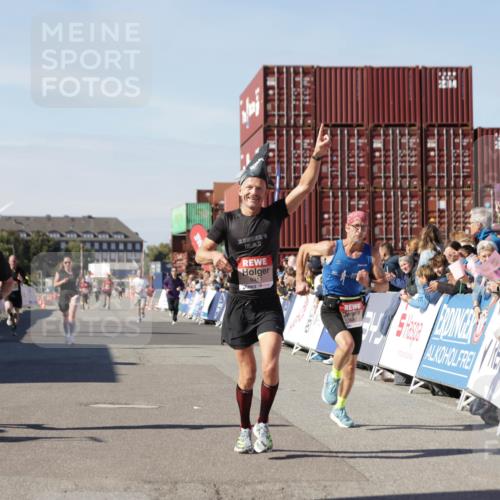 03.10.2025 - Köhlbrandbrückenlauf Jannik Wohlers http://msf.ph/oto/9100512 03.10.2025 12:57:03 Ziel 4042, 4068, 4080, 4086, 5846, 5898, 6016, 6417 meine-sportfotos.de