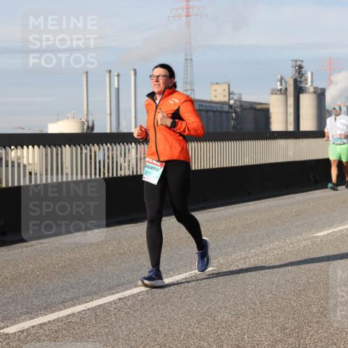 03.10.2025 - Köhlbrandbrückenlauf Lena Gebhardt http://msf.ph/oto/9100536 03.10.2025 10:11:07 Position 2 2211 meine-sportfotos.de