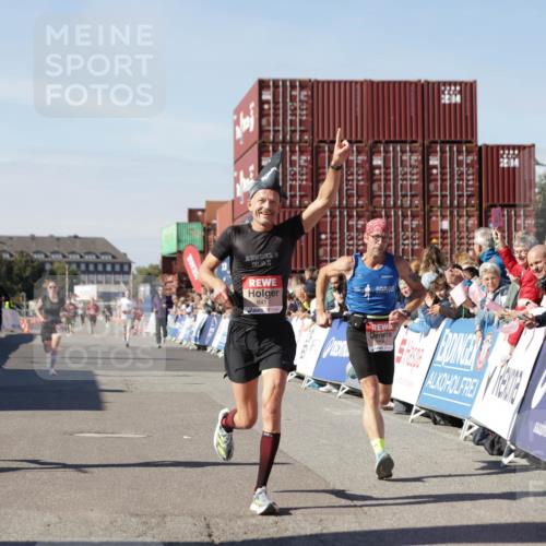 03.10.2025 - Köhlbrandbrückenlauf Jannik Wohlers http://msf.ph/oto/9100546 03.10.2025 12:57:03 Ziel 4042, 4068, 4080, 4086, 5846, 5898, 6016, 6417 meine-sportfotos.de