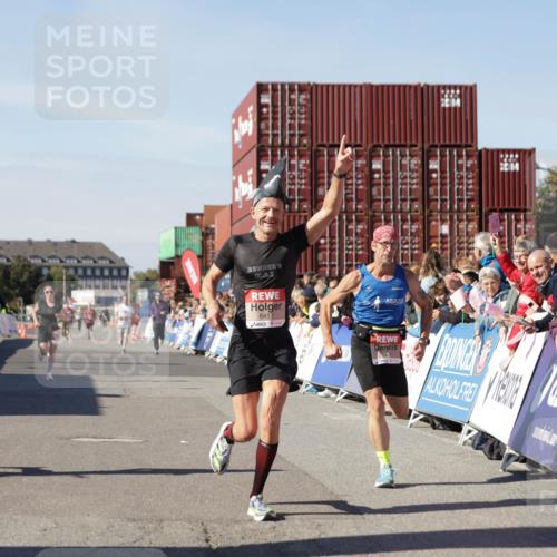 03.10.2025 - Köhlbrandbrückenlauf Jannik Wohlers http://msf.ph/oto/9100556 03.10.2025 12:57:03 Ziel 4042, 4068, 4080, 4086, 5846, 5898, 6016, 6417 meine-sportfotos.de