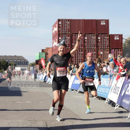 03.10.2025 - Köhlbrandbrückenlauf Jannik Wohlers http://msf.ph/oto/9100569 03.10.2025 12:57:03 Ziel 4042, 4068, 4080, 4086, 5846, 5898, 6016, 6417 meine-sportfotos.de