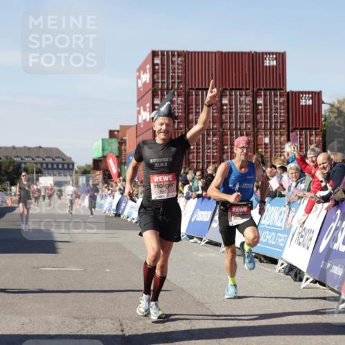 03.10.2025 - Köhlbrandbrückenlauf Jannik Wohlers http://msf.ph/oto/9100582 03.10.2025 12:57:03 Ziel 4042, 4068, 4080, 4086, 5846, 5898, 6016, 6417 meine-sportfotos.de