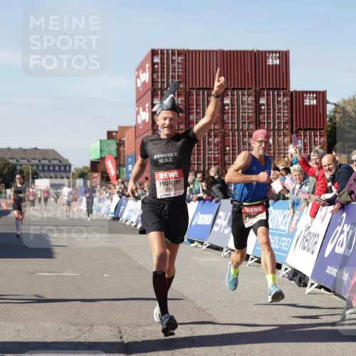 03.10.2025 - Köhlbrandbrückenlauf Jannik Wohlers http://msf.ph/oto/9100604 03.10.2025 12:57:03 Ziel 4042, 4068, 4080, 4086, 5846, 5898, 6016, 6417 meine-sportfotos.de