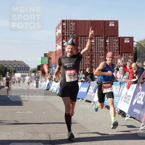 03.10.2025 - Köhlbrandbrückenlauf Jannik Wohlers http://msf.ph/oto/9100615 03.10.2025 12:57:03 Ziel 4042, 4068, 4080, 4086, 5846, 5898, 6016, 6417 meine-sportfotos.de