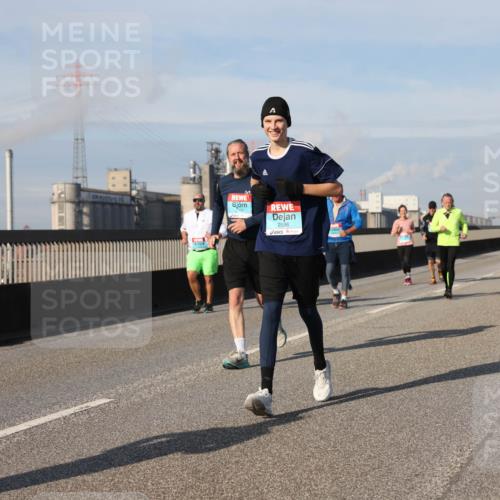 03.10.2025 - Köhlbrandbrückenlauf Lena Gebhardt http://msf.ph/oto/9100622 03.10.2025 10:11:08 Position 2 2595, 2596 meine-sportfotos.de